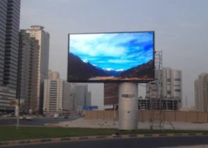 Vanjski-LED-zaslon-na-fiksnoj-konstrukciji-400x284